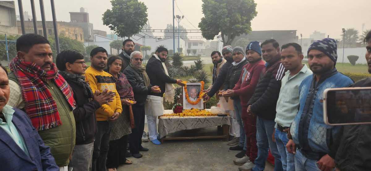 उत्तर प्रदेश के पूर्व मुख्यमंत्री जयंती पर पुष्प अर्पित कर श्रद्धांजलि अर्पित की उत्तर प्रदेश के पूर्व मुख्यमंत्री जयंती पर पुष्प अर्पित कर श्रद्धांजलि अर्पित की